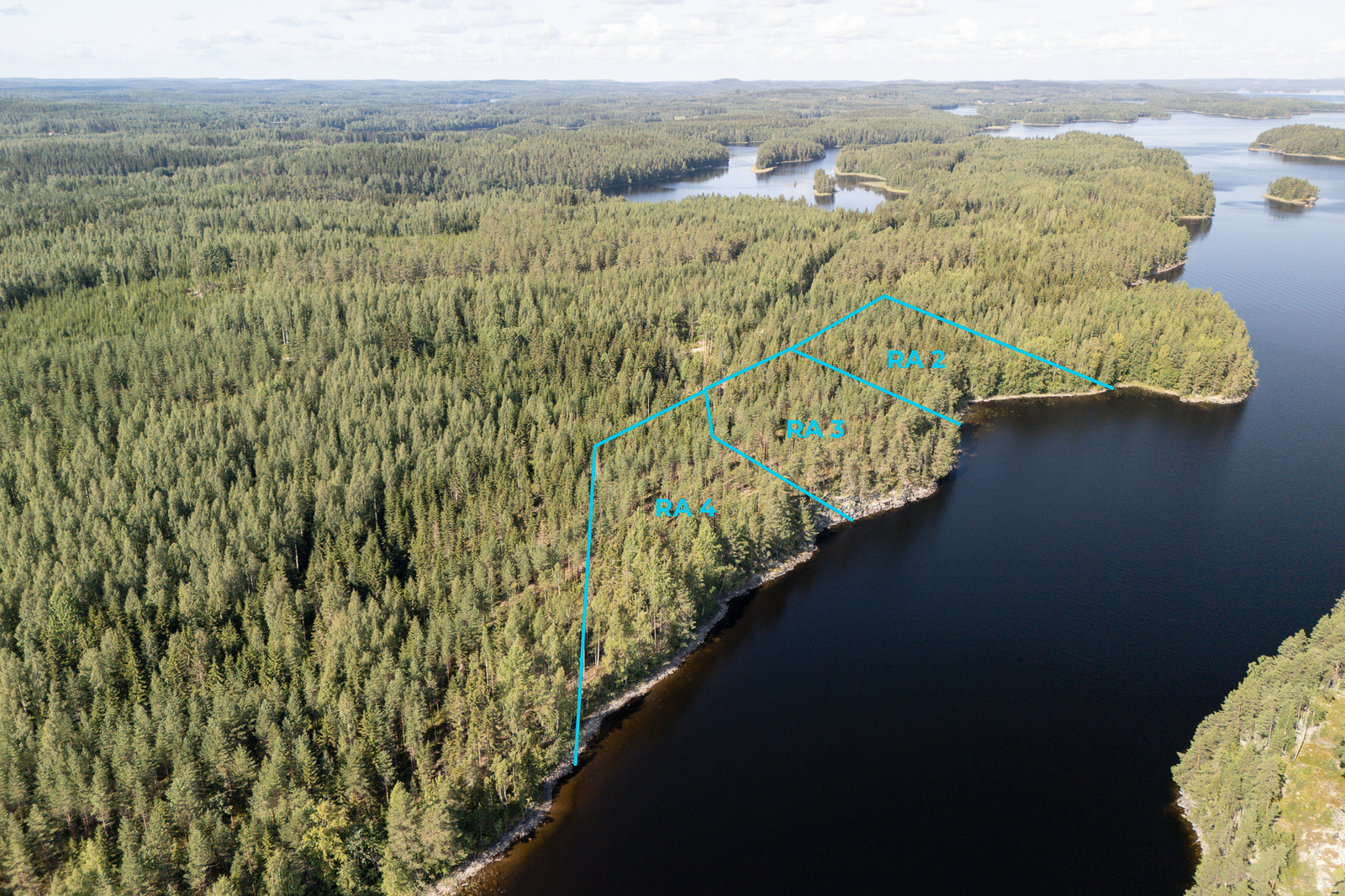 Ilmakuvaan on piirretty kolmen tontin kiinteistörajat.