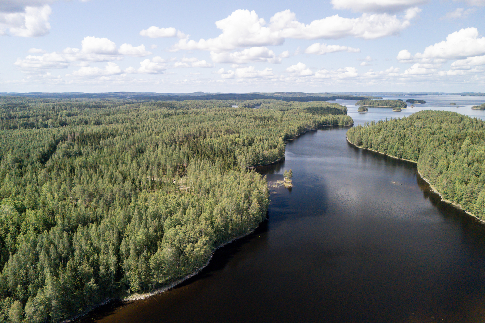 Ilmakuvaa Pirttisalmesta, molemmilla puolilla salmea kasvaa rannalla rehevät metsät.