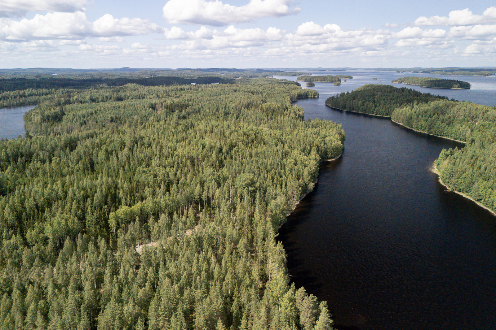 Ilmakuvaa Pirttisalmesta, Kermajärvi näkyy kaukaisuudessa.