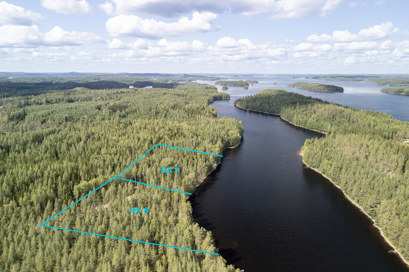 Ilmakuva johon on piirretty tonttien rajat, kaukaisuudessa näkyy saaria järvessä.