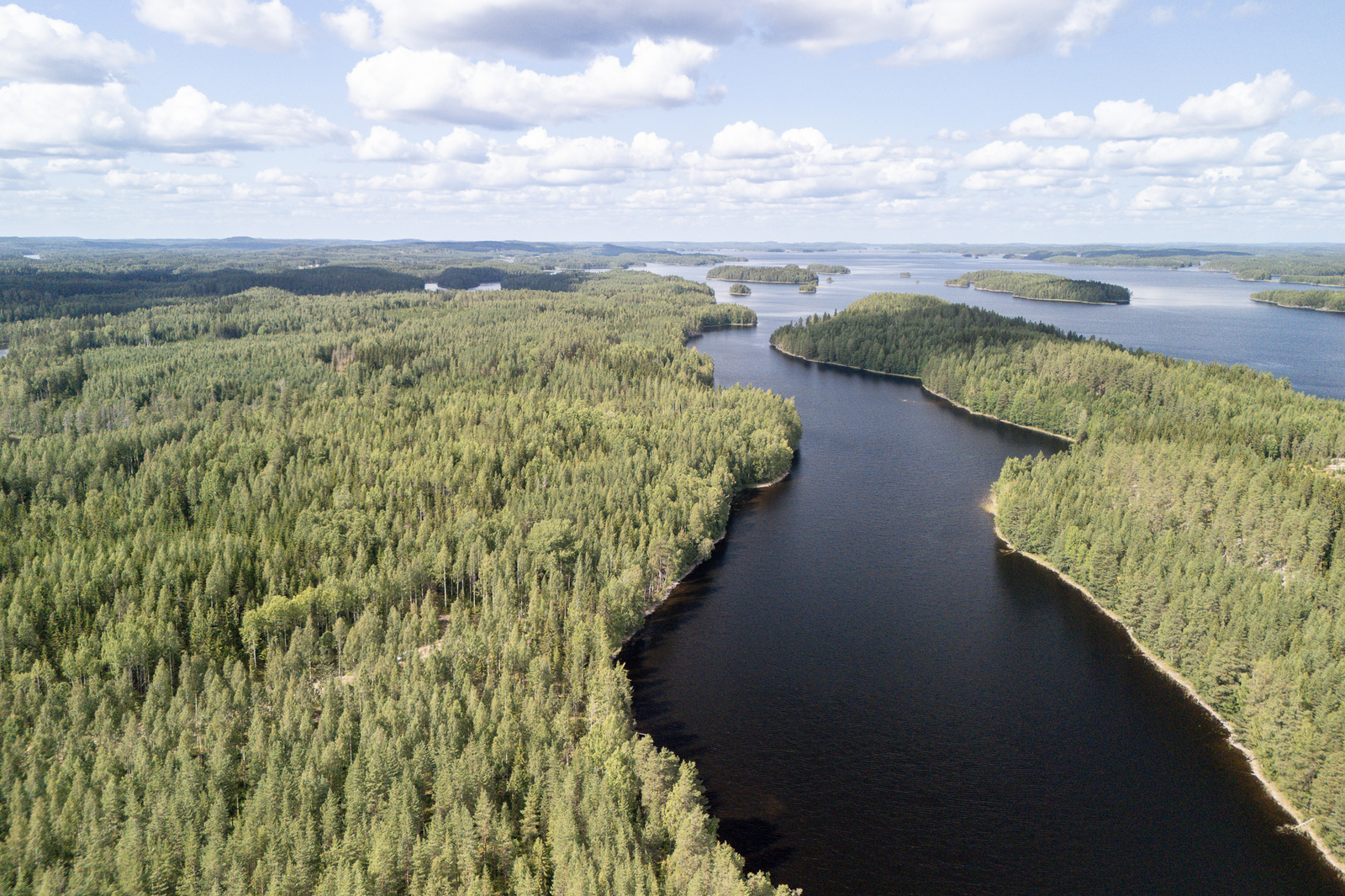 Ilmakuvaa Pirttisalmesta, Kermajärvi näkyy kaukaisuudessa.