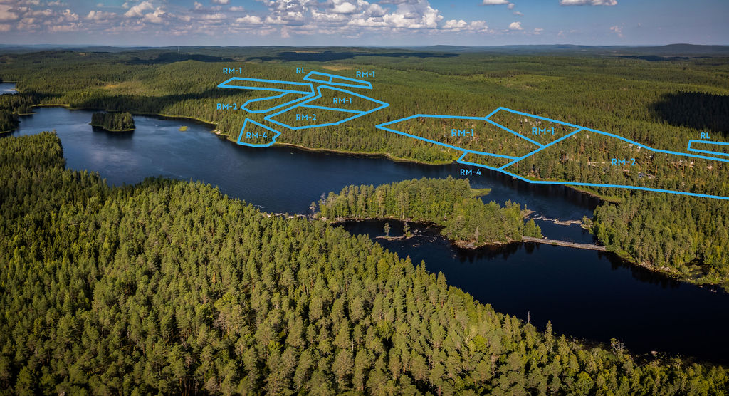 Kesäinen ilmakuva Lieksan Ruunaalta, Neitikosken alueelta. Kuvaan on merkitty kiinteistörajat.