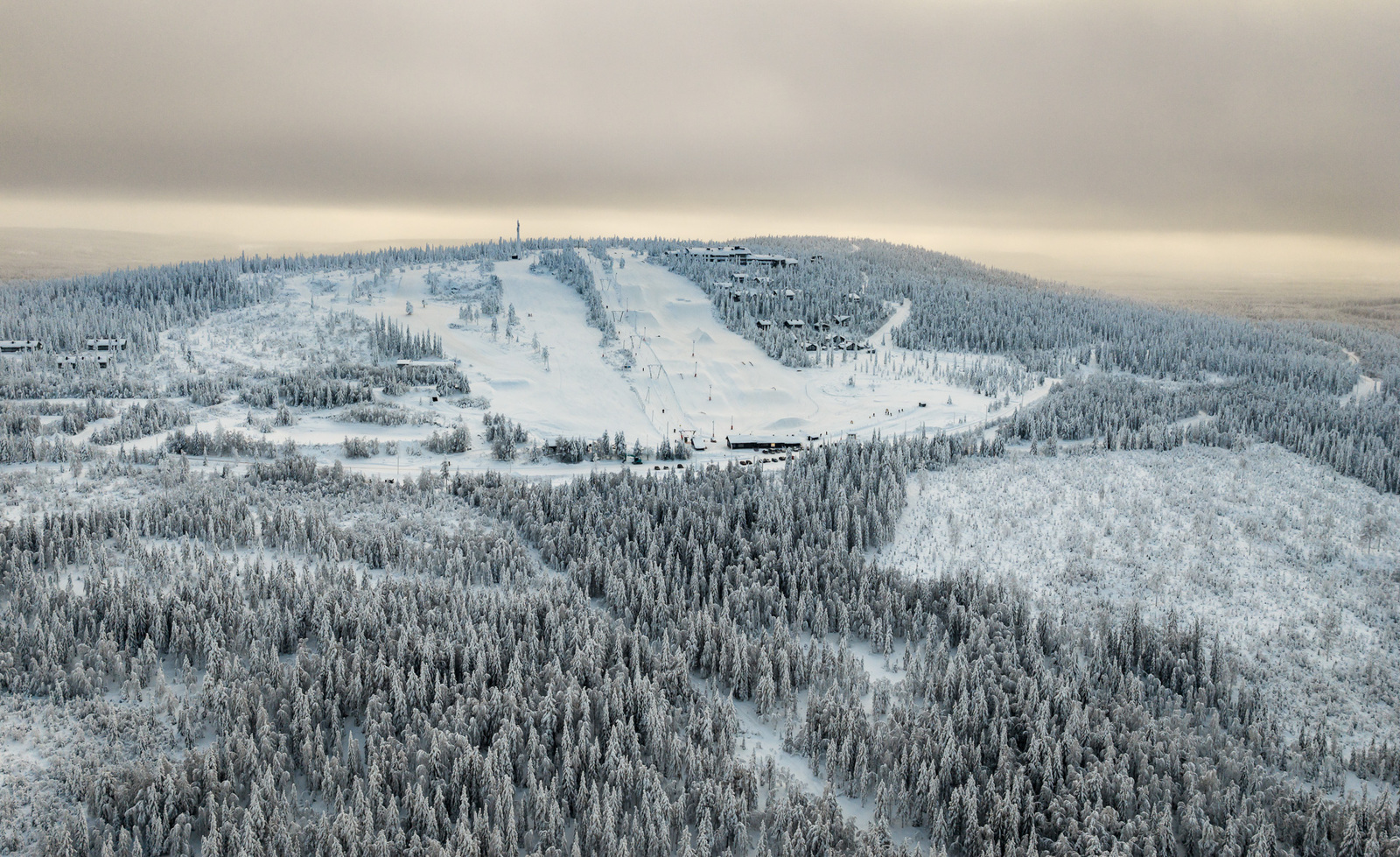Yleiskuvaa talviselta Pikku-Syötteeltä. Kuvassa laskettelurinteitä.