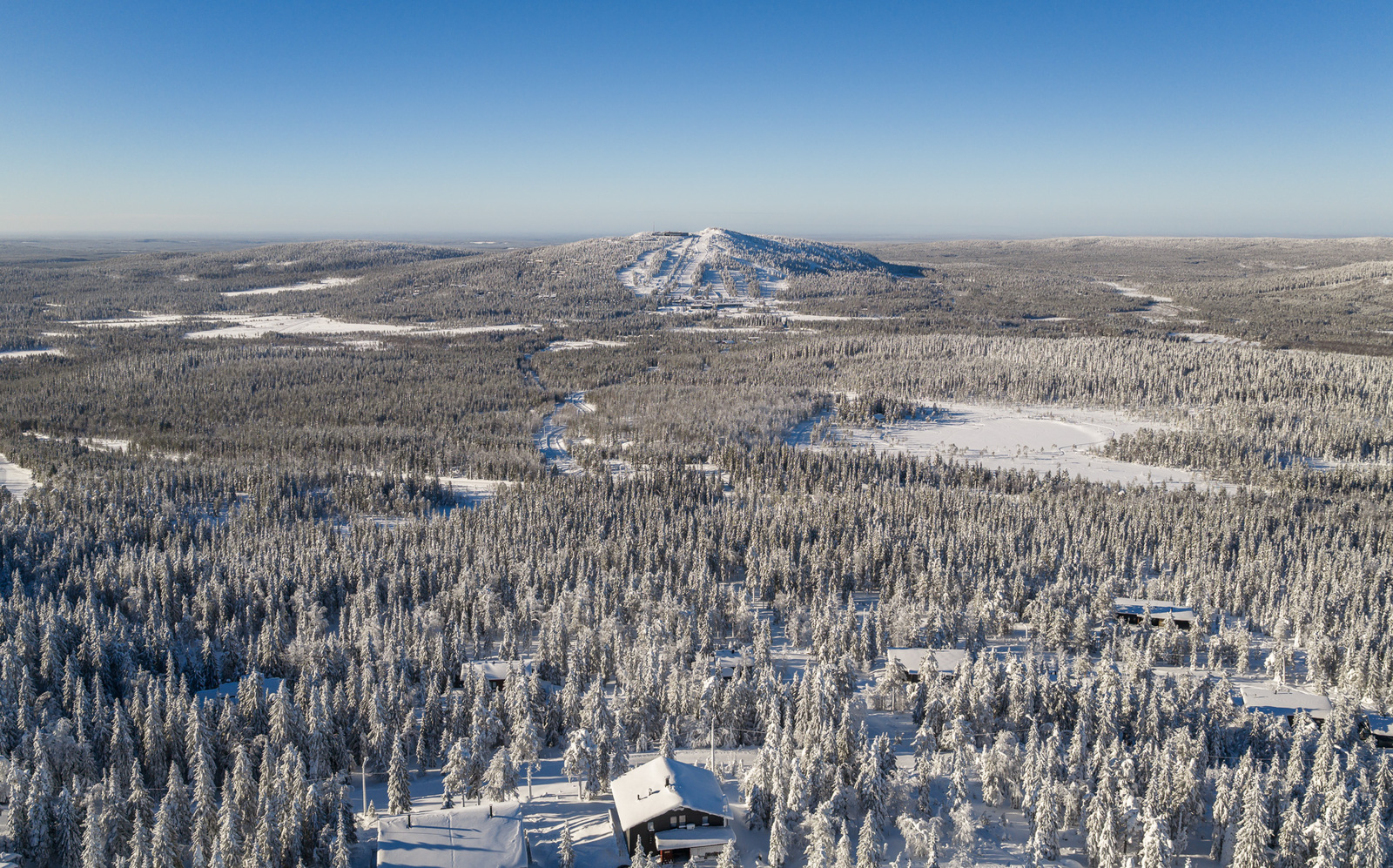 Yleiskuvaa talviselta Pikku-Syötteeltä. Kuvassa kaukana laskettelurinteet.