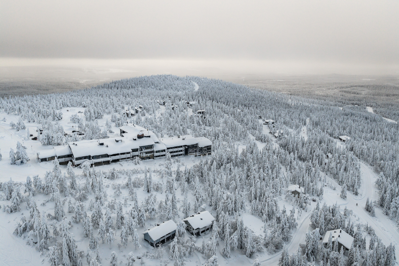 Yleiskuvaa talviselta Pikku-Syötteeltä. Kuvassa hotelli ja muita rakennuksia.