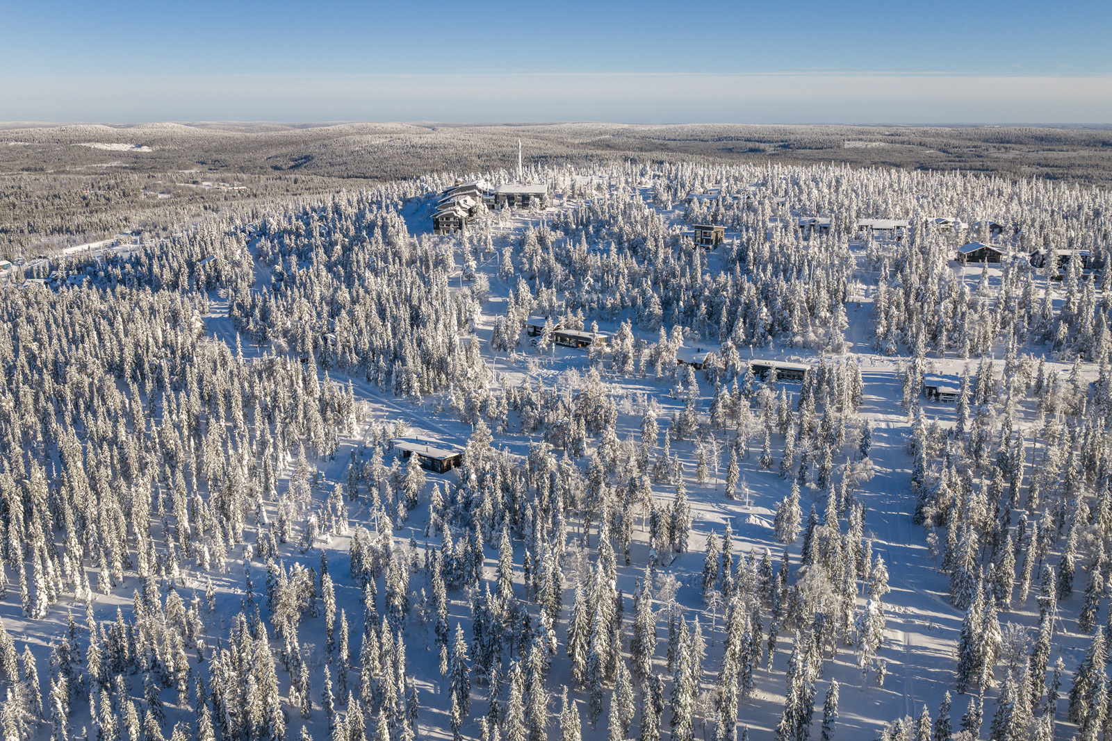 Yleiskuvaa talviselta Pikku-Syötteeltä. Kuvassa rakennuksia