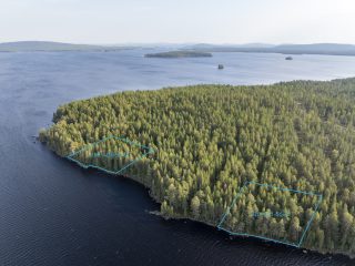 Ilmakuva tontista. Kuva järveltä päin.