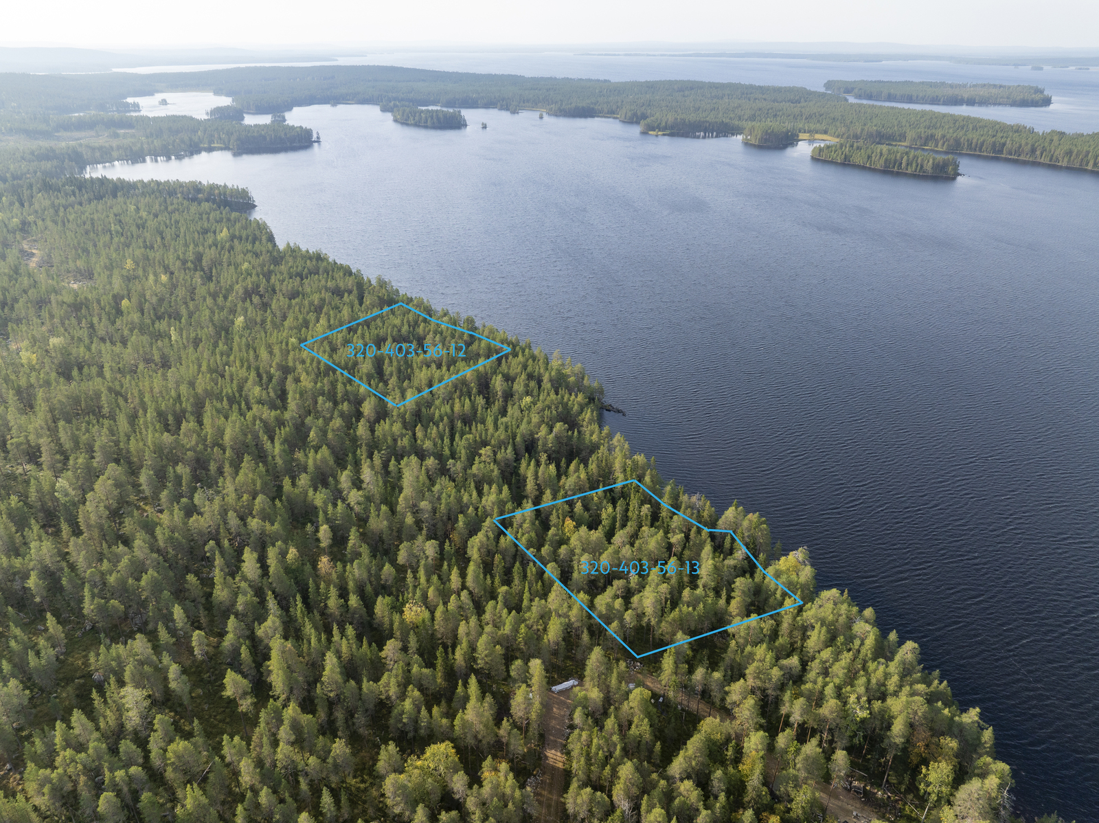 Ilmakuva tontista. Kuva järvelle päin.