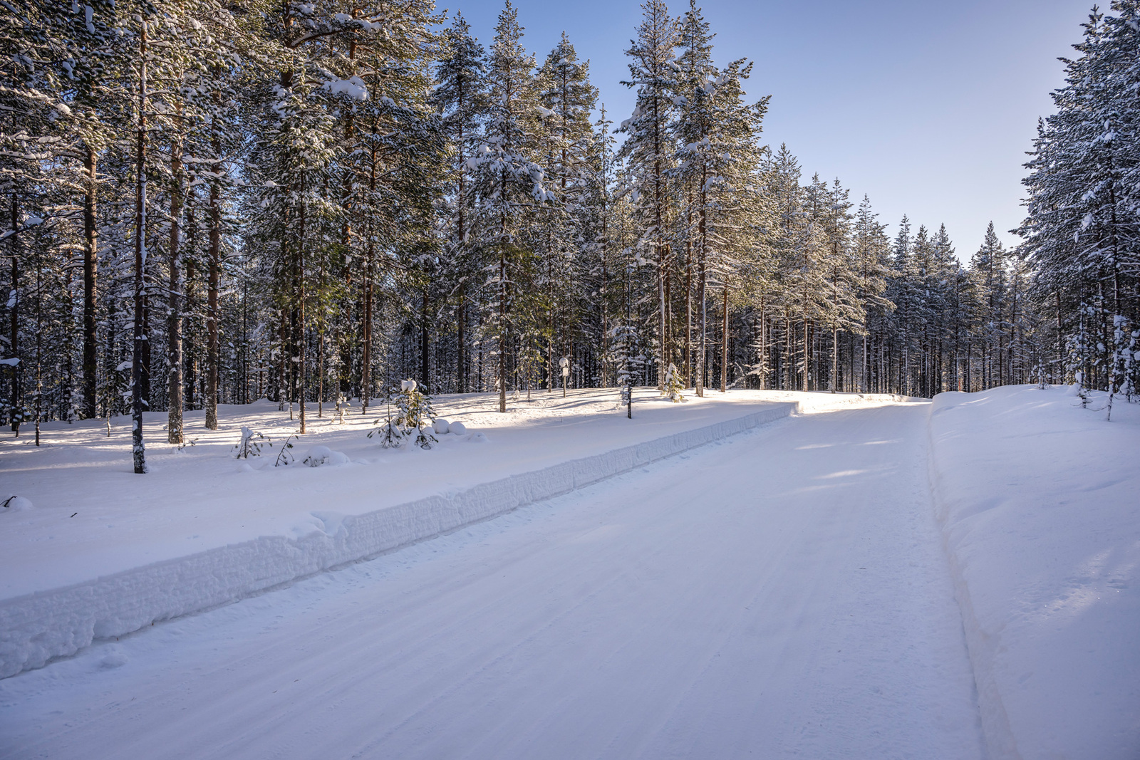 Talvinen kuva tieltä.