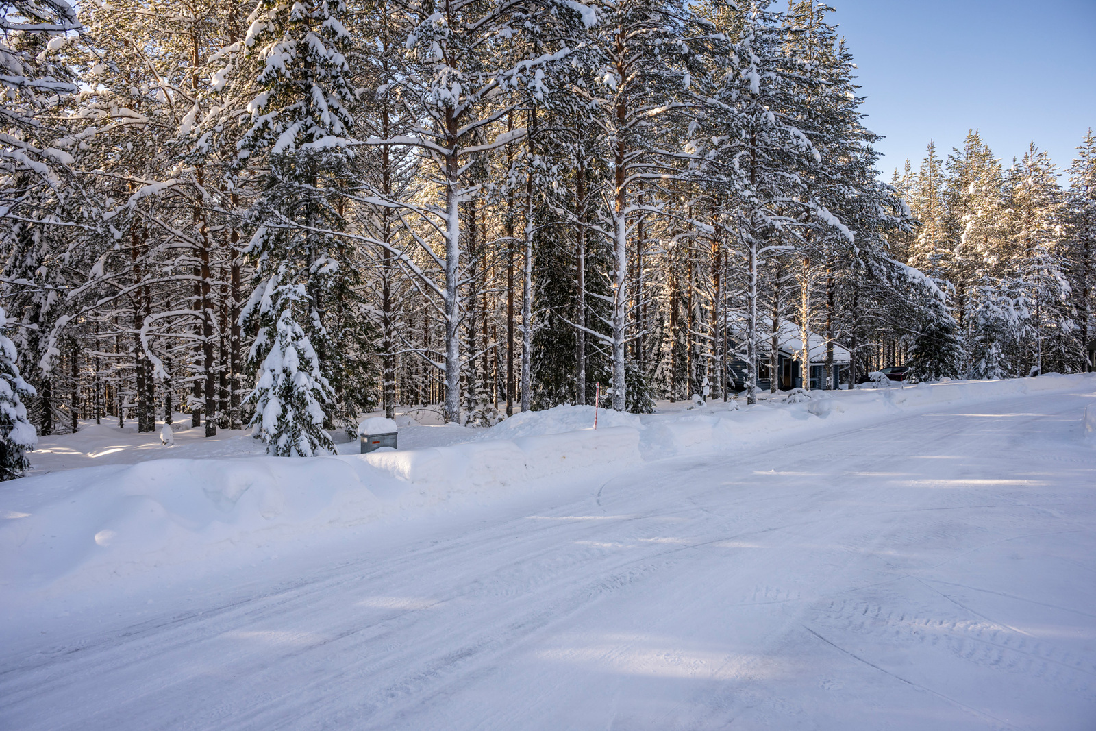 Talvinen kuva tiestä.