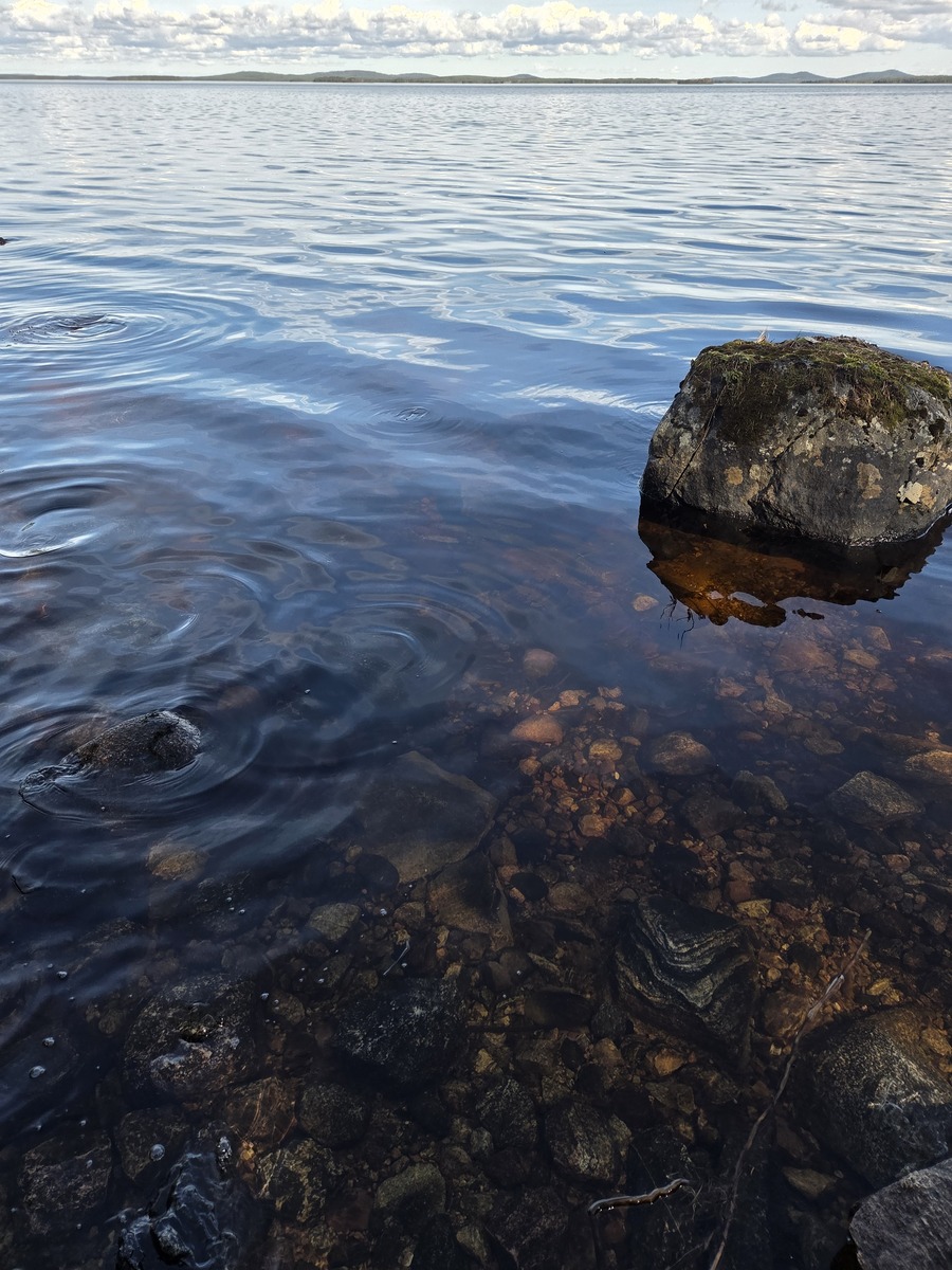 Kivinen/sora ranta.