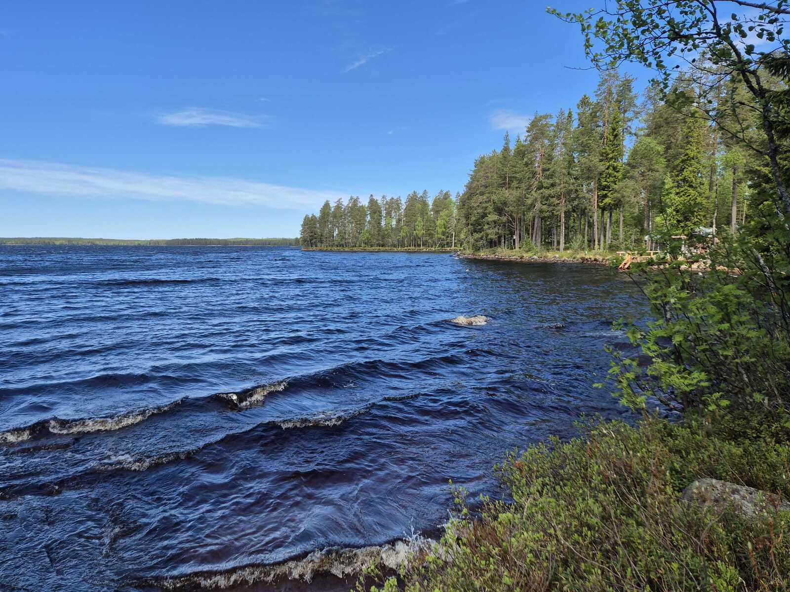 Järven aallot vyöryvät vaahtopäisinä rantaa kohti.