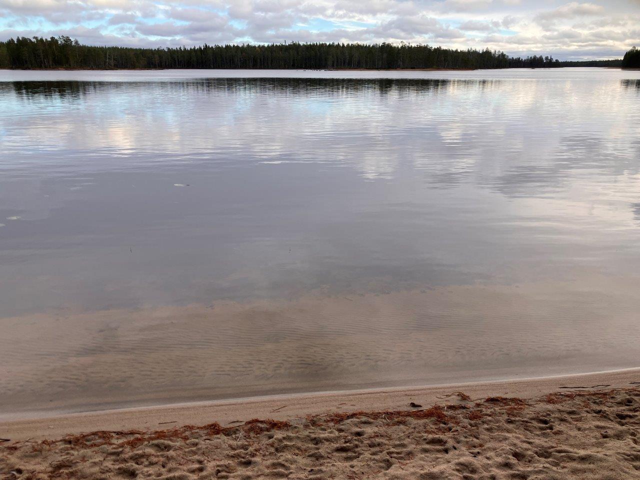 järven rantaa