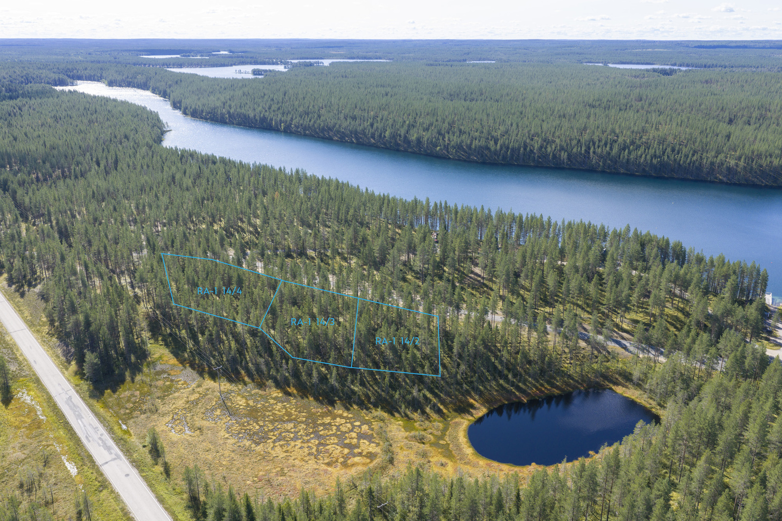 Horistonttiin jatkuva metsä reunustaa järveä. Kuvaan on merkitty kolme tonttia. Ilmakuva.
