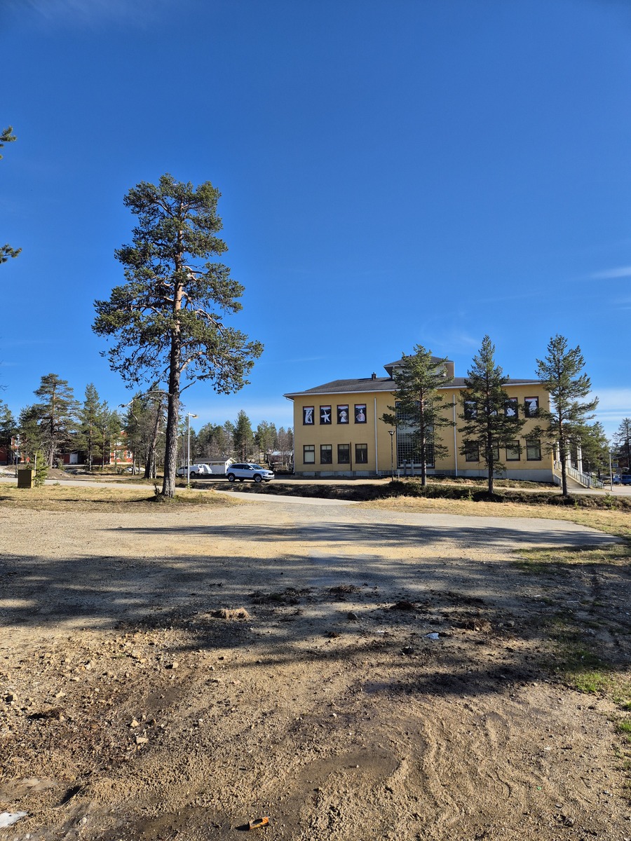 Kuva tontilta Kelotien suuntaan, tontilta puretun rakennuksen kohdalta, taustalla näkyy Siula
