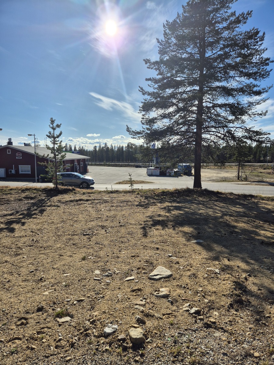 Kuva tontilta Kiveliöntien ja nelostien suuntaan. Taustalla huoltoasema ja pihaa.