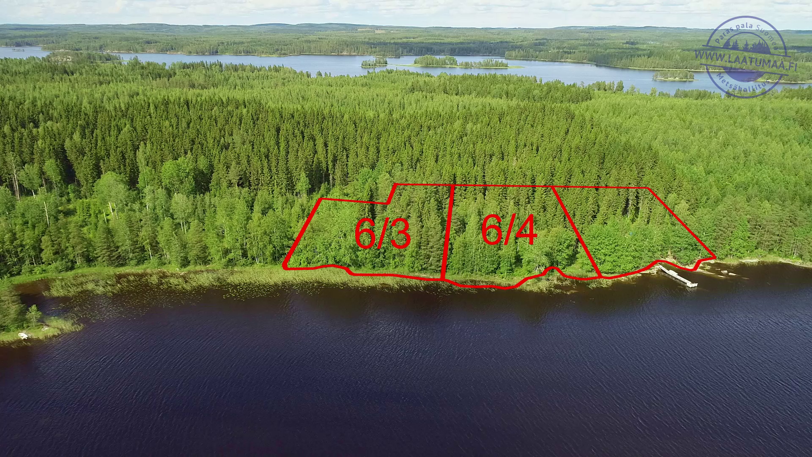 Kolmen tontin kaavat piirrettynä järveä reunustavaan metsään. Rannassa on laituri. Ilmakuva.