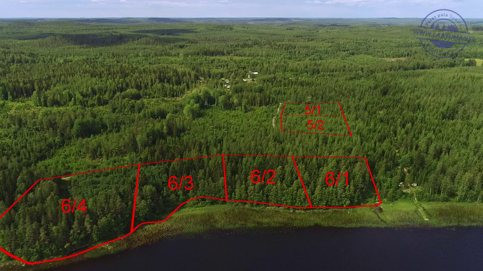 Ilmakuvassa piirrettynä naapuritonttien kaavoitukset metsämaisemaan järven rannalla.