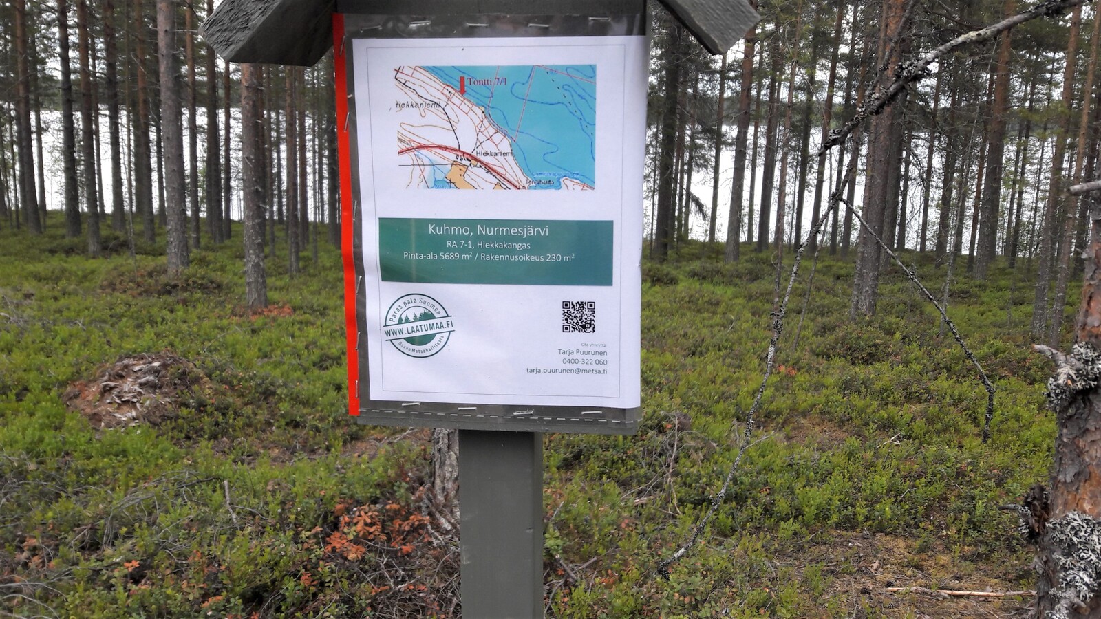 Metsän edustalla olevassa Laatuman tonttikyltissä on ote kartasta ja tontin tietoja.