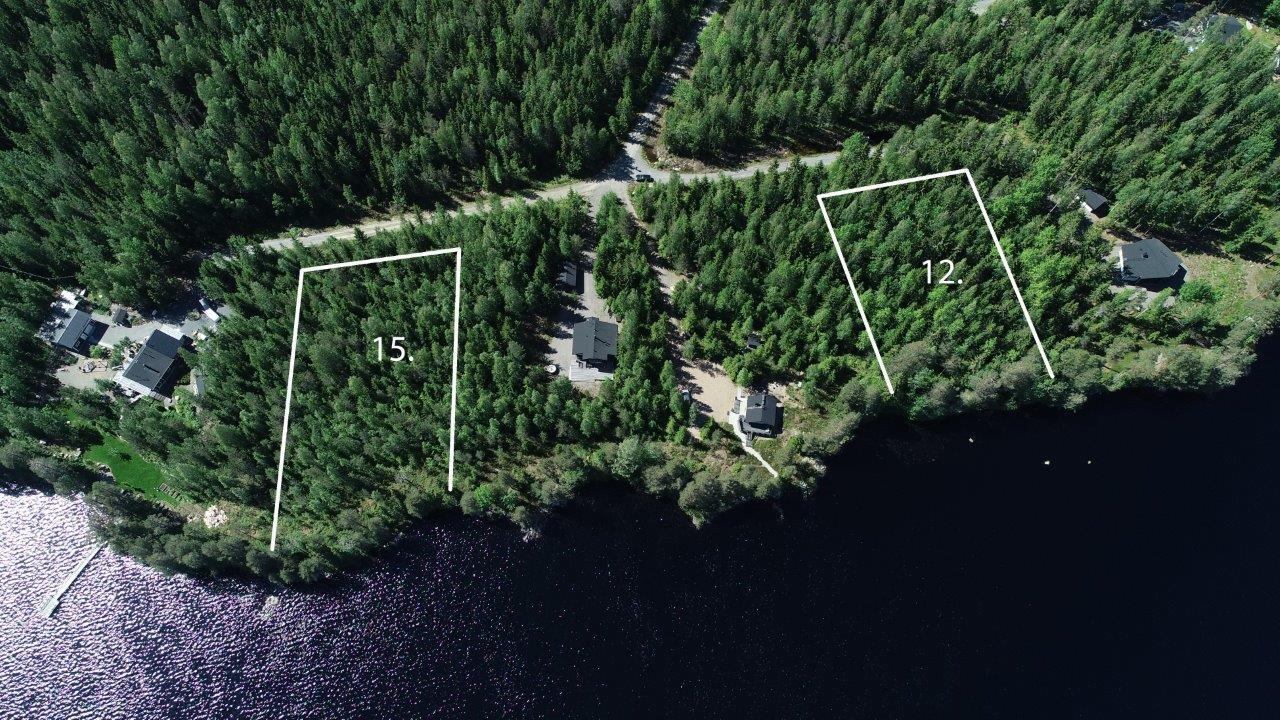 Kahden tontin kaavat piirrettynä kesäisen metsän ylle järven rantaan. Rannalla on mökkejä. Ilmakuva.