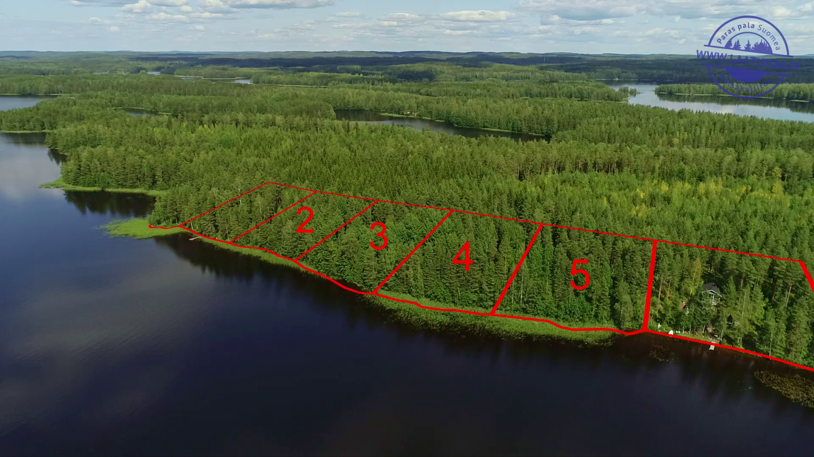 Tonttien kaavat piirrettynä järven rantaan metsän ylle. Horisontissa metsää ja vesistöä. Ilmakuva.