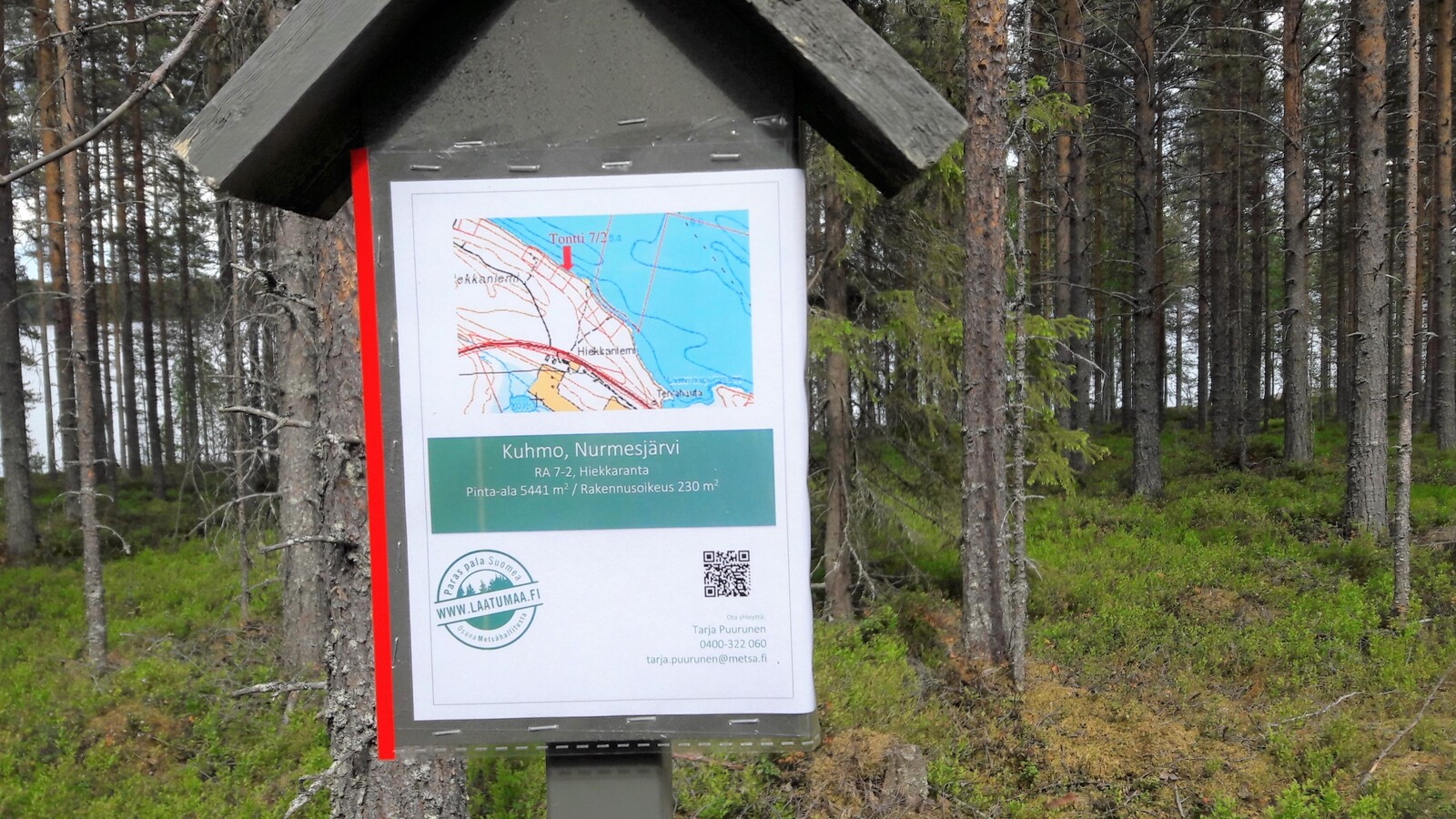 Metsän edustalla olevassa Laatuman tonttikyltissä on ote kartasta ja tontin tietoja.