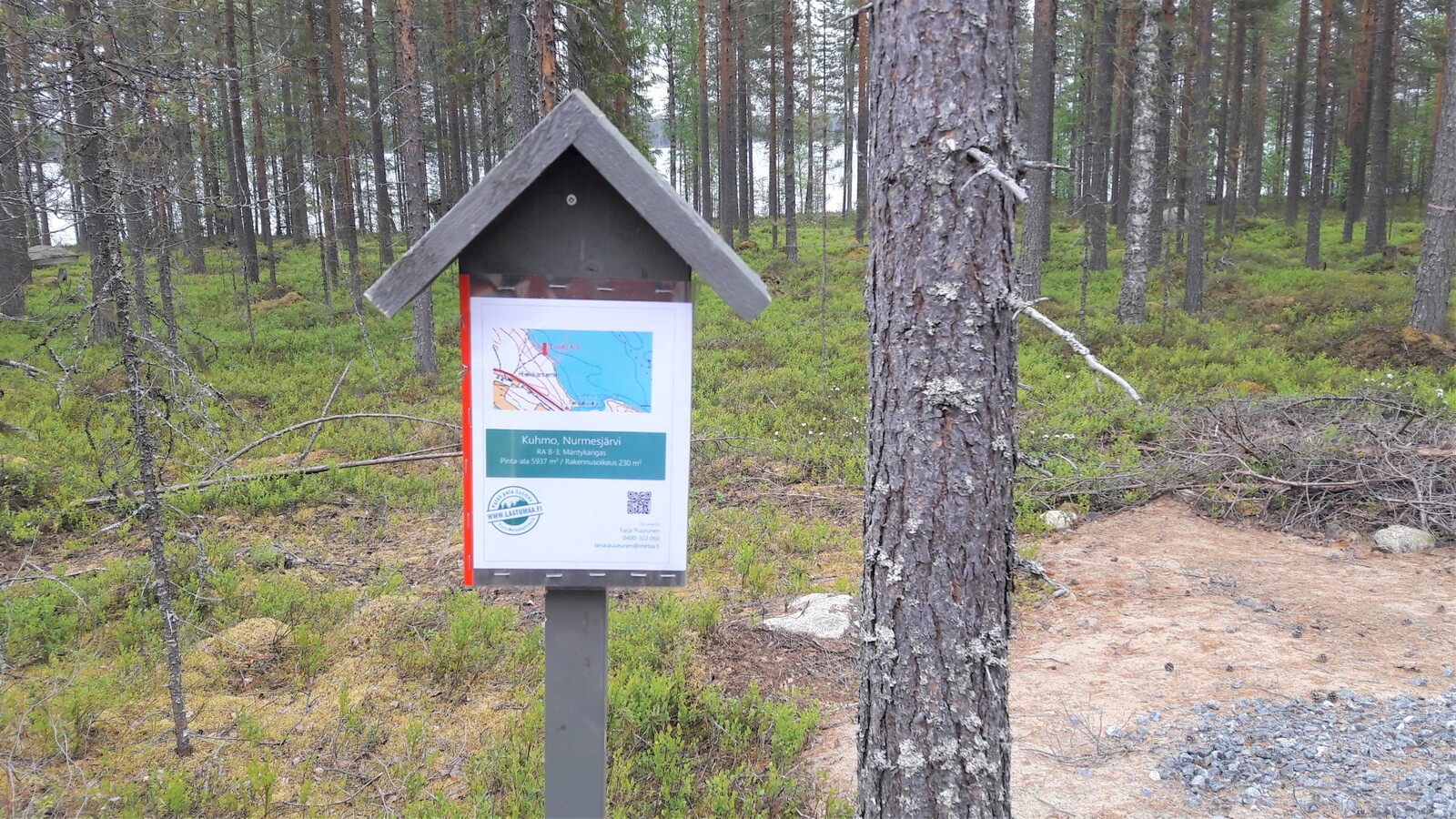 Metsän edustalla olevassa Laatuman tonttikyltissä on ote kartasta ja tontin tietoja.