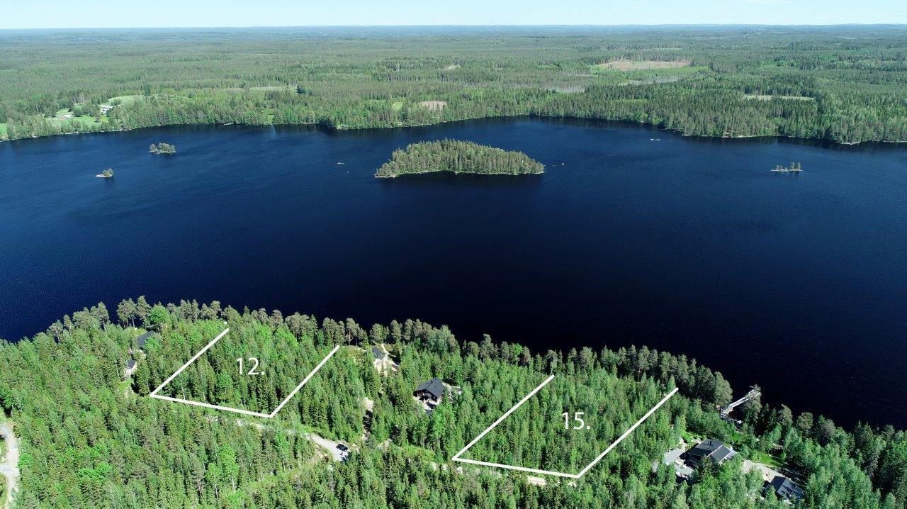 Kahden tontin kaavat piirrettynä kesäisen metsän ylle järven rantaan. Järvessä on saaria. Ilmakuva.