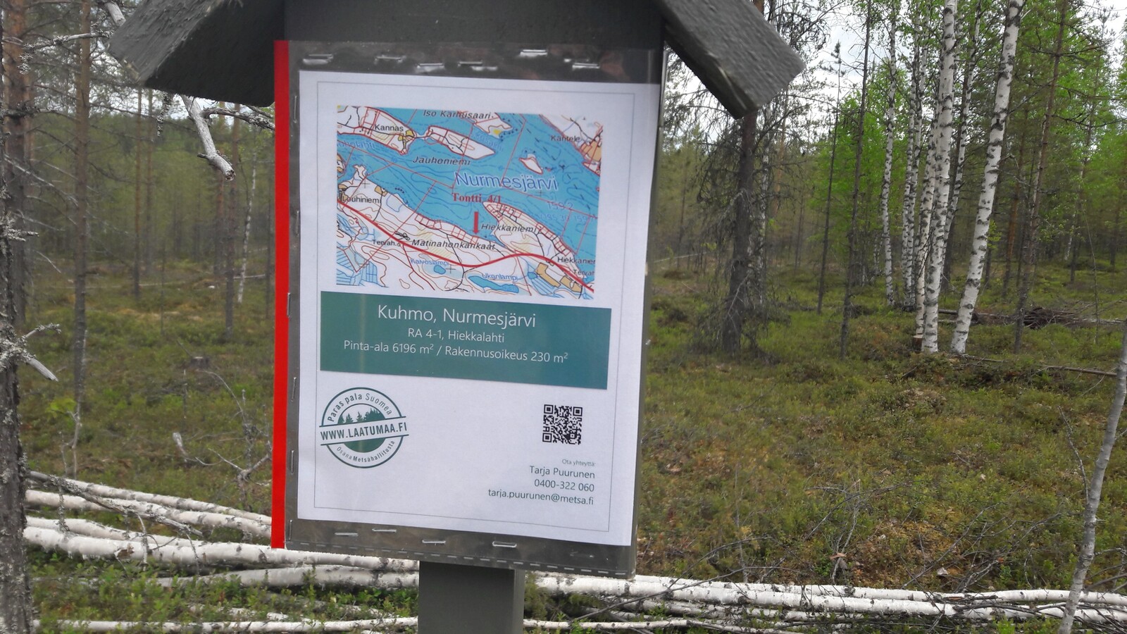 Metsän edustalla olevassa Laatuman tonttikyltissä on ote kartasta ja tontin tietoja.