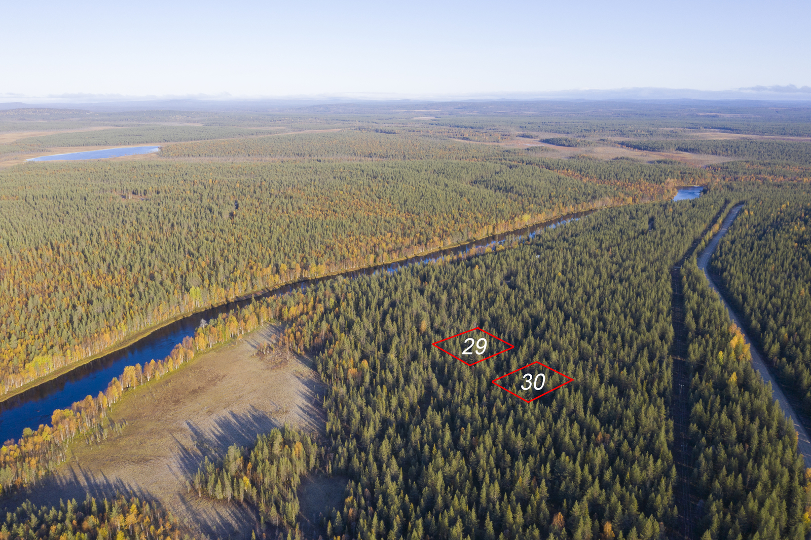 Ilmakuvassa metsäaluetta ja sitä halkova joki