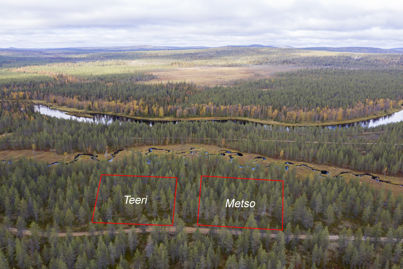 Ilmakuvaan piirrettynä Teeri- ja Metso-tonttien kaavoitukset Kuttusojan tuntumassa Kemijoen lähellä.