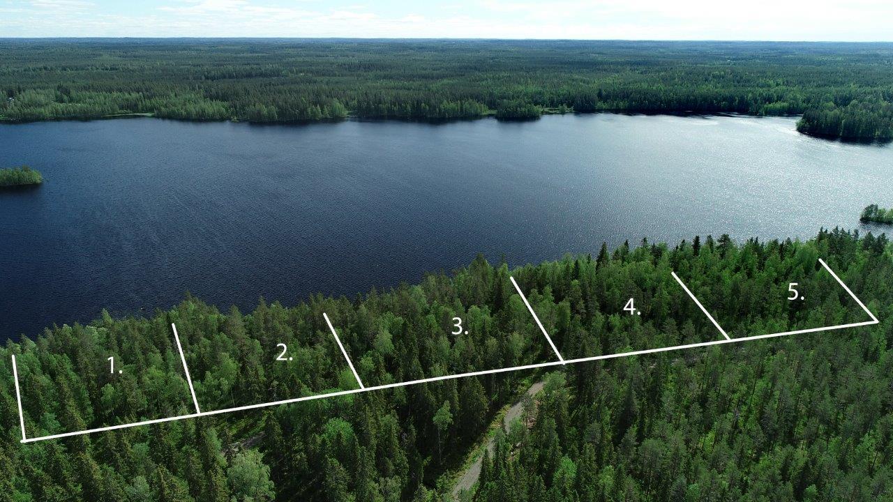 Viiden tontin kaavat piirrettynä etualan metsään järven rantaan. Järvessä on saaria. Ilmakuva.