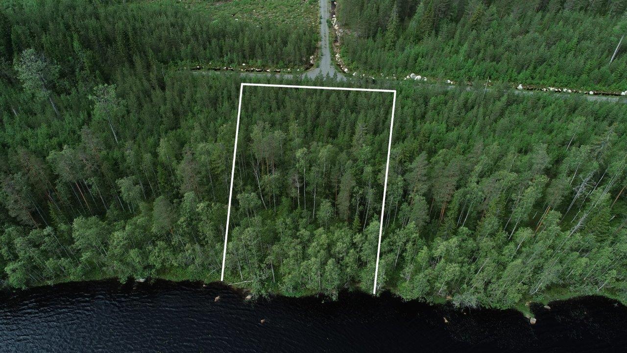 Tontin kaava piirrettynä metsään järven rantaan. Tie vie tontille. Ilmakuva