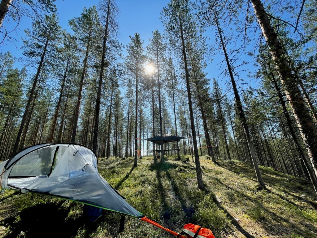 Puiden väliin pingotettava Temtsile-teltta näntykankaalla.