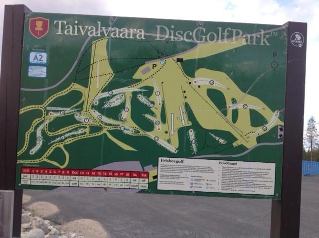 Frisbeegolfradan opaskartta, jossa lukee "Taivalvaara DiscGolfPark".