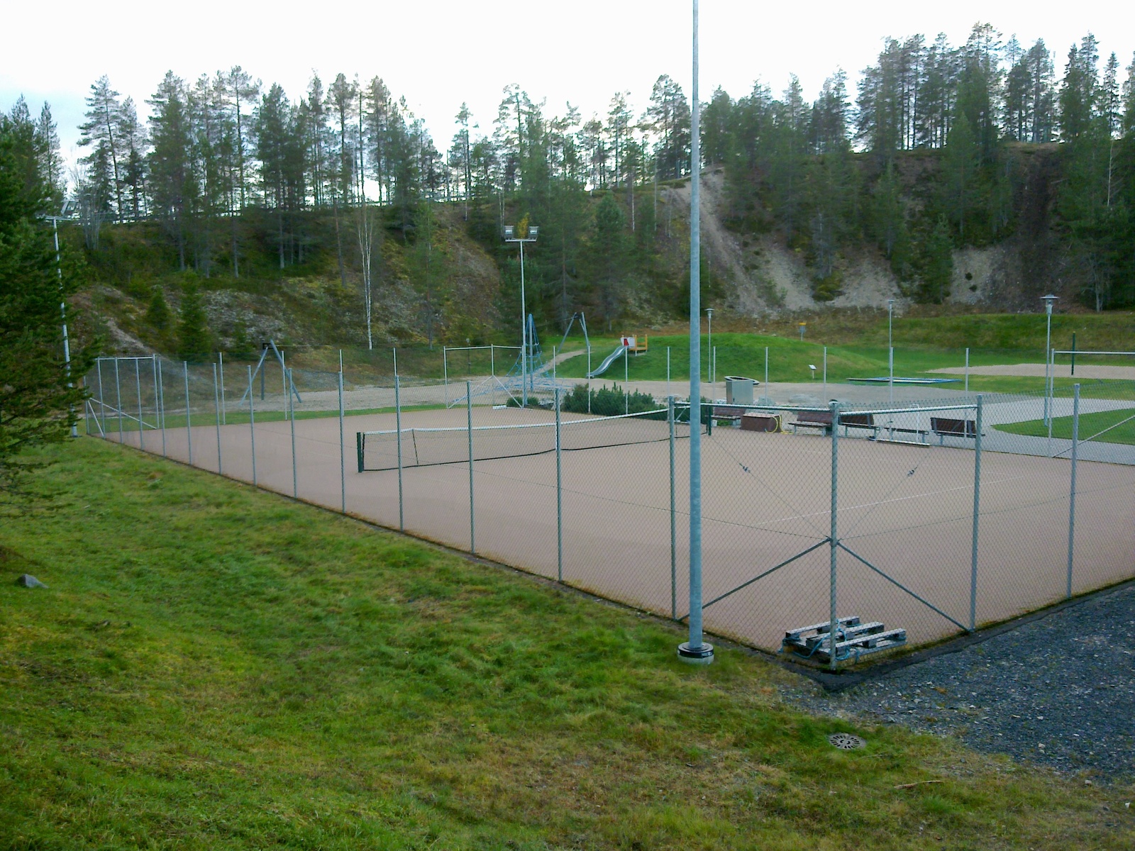 Tontin läheisyydessä sijaitsevan liikuntapuiston tenniskenttä.
