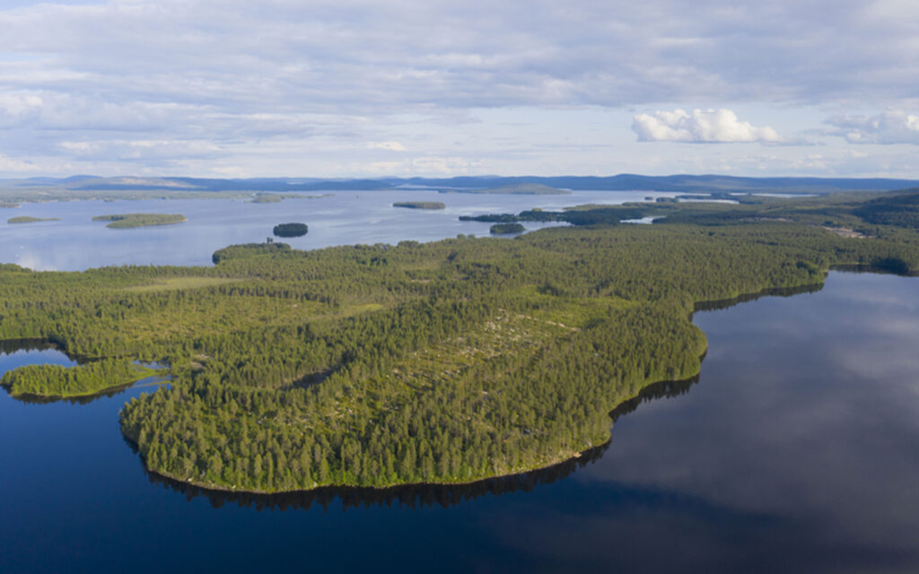 Ilmakuva laajasta Kemijärveen pistävästä niemestä.