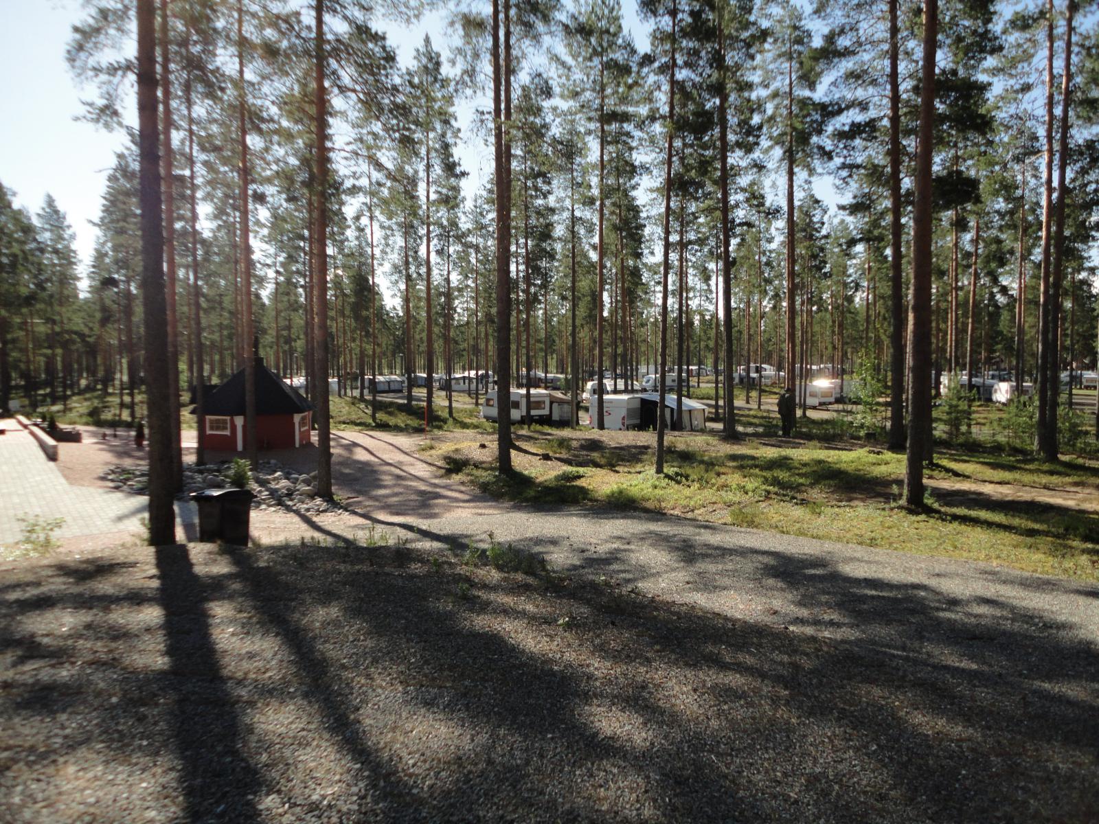 Loivan rinteen alapuolella on kota ja matkailuvaunualue mäntymetsän ympäröimänä.