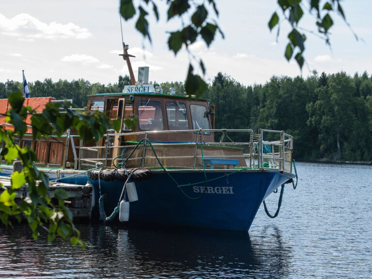 Matkustajalaiva m/s Sergei lähikuvassa