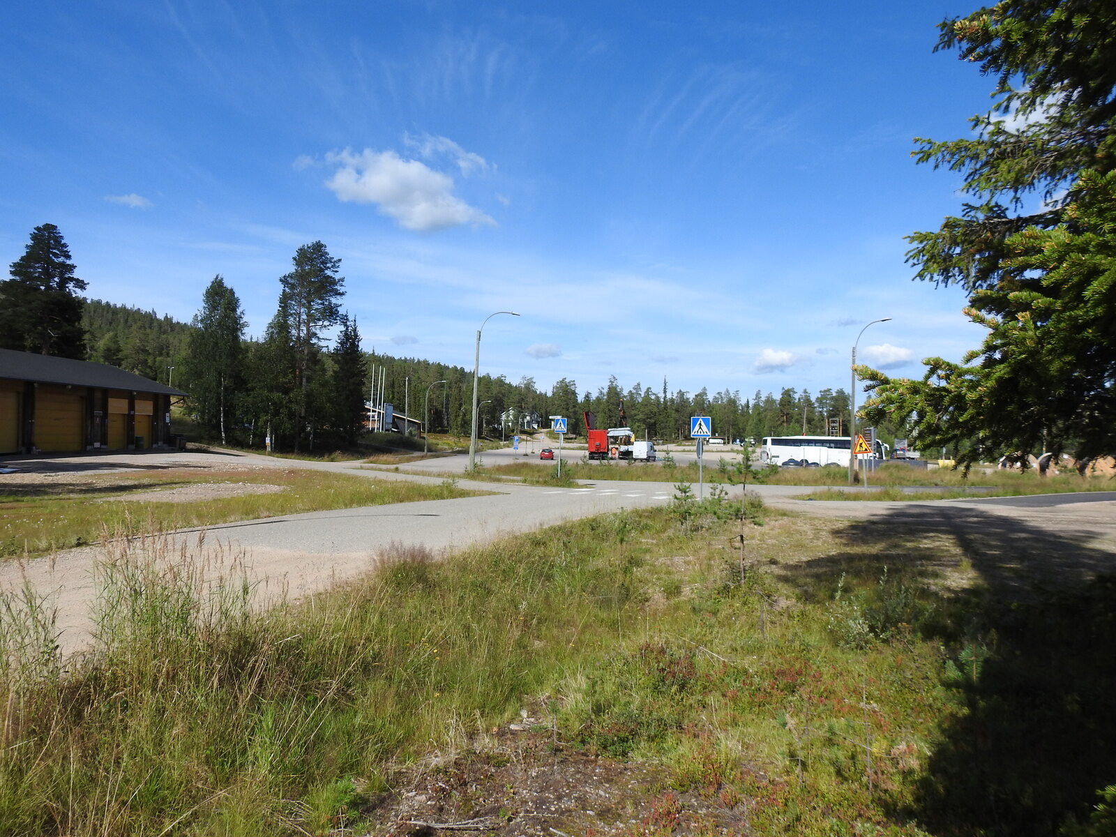 Kuvassa tontilta avautuvaa näkymää laskettelurinteiden suuntaan. Kuvassa takana rakennus ja autoja.