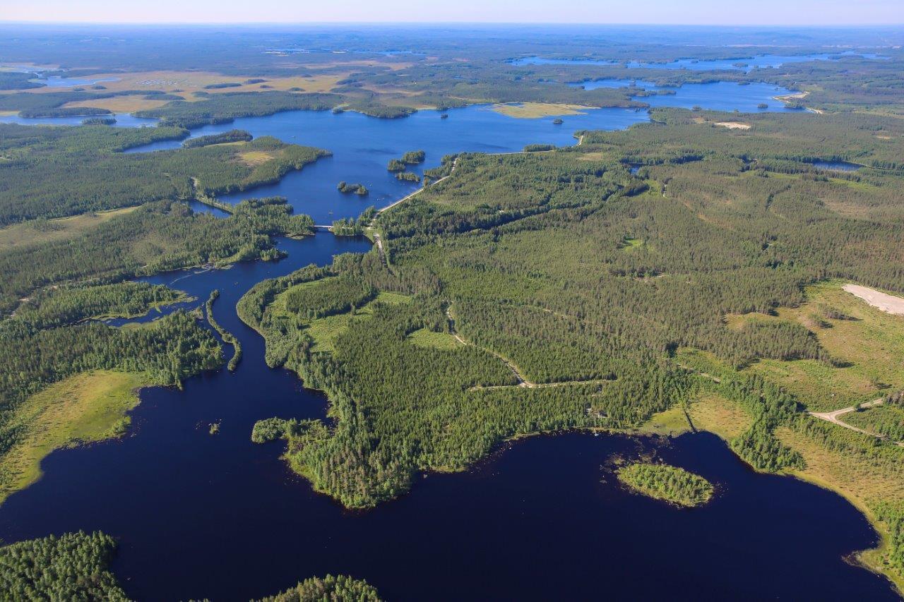 Näkymä kauas Haapajoelle, sekametsää, järviä ja soita.