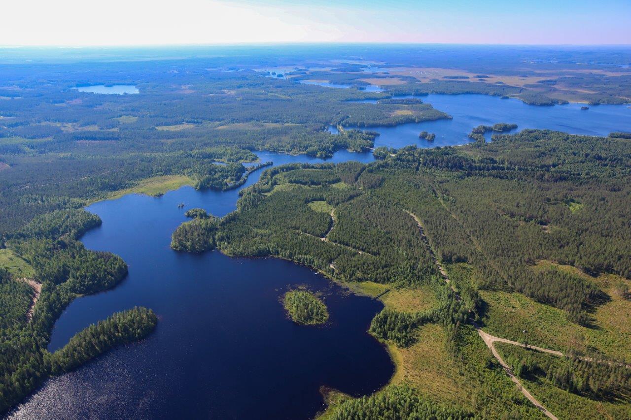 Näkymä kauas Haapajoelle, sekametsää, järviä ja soita.