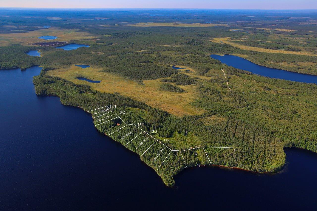 Tontteja sekametsässä, taustalla hakkuuaukkoja, järviä ja soita.