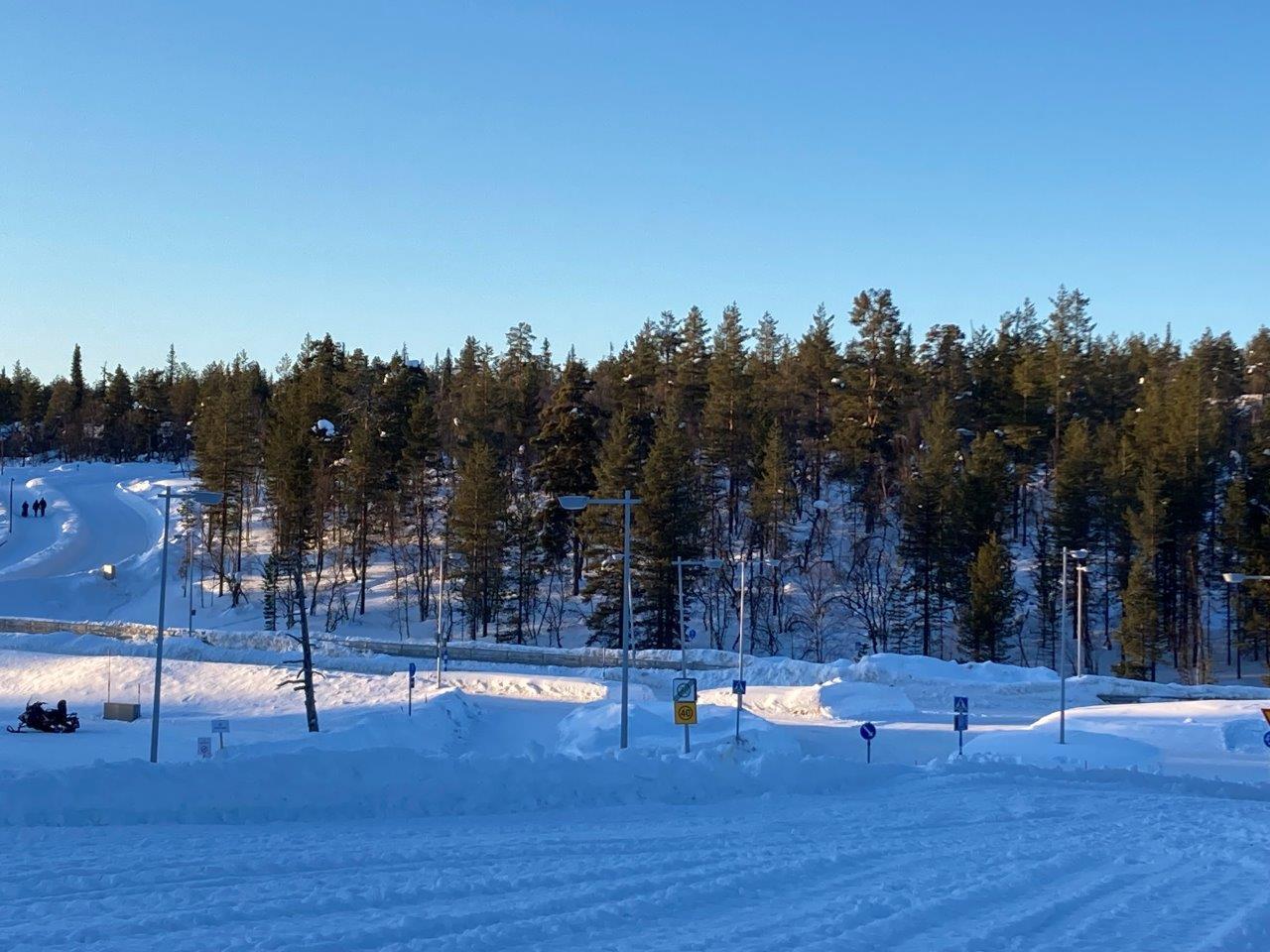 Talvinen kuva tontin alueelta kuvattuna etelän suunnalta.