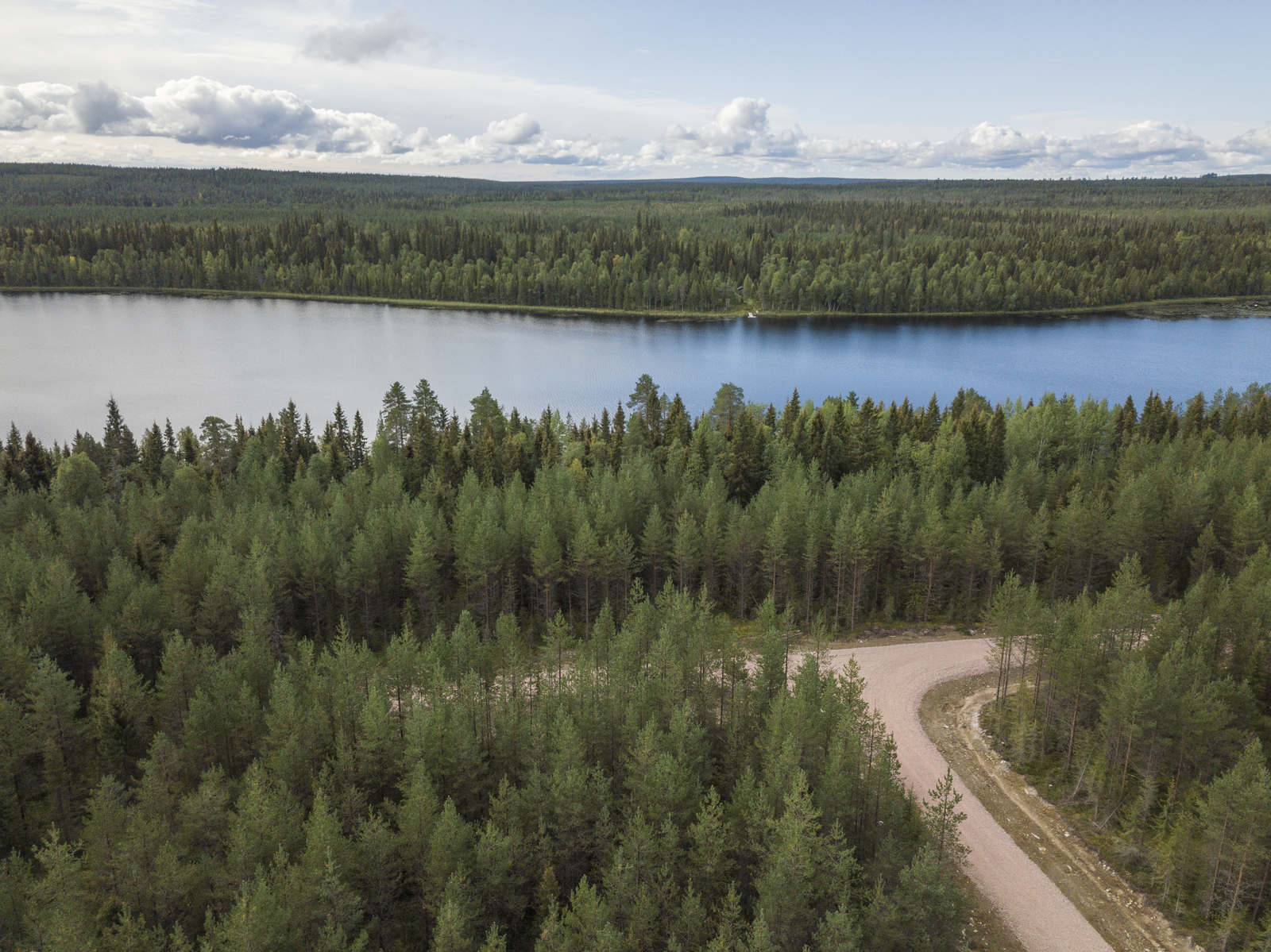 Ilmakuva tonteille RA 7 johtava kaavatie jossa tontin t-risteyksen vastapäätä ja vasemmalla puolella