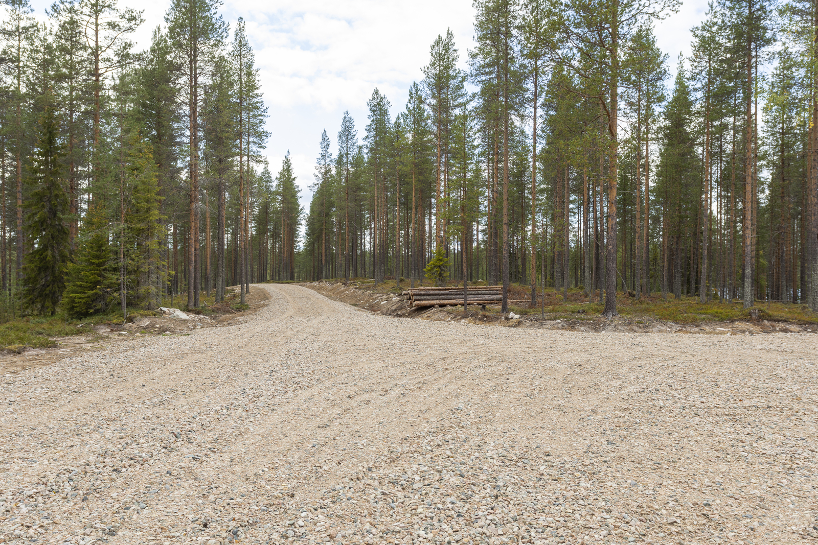 Kaavatie jossa tontti RA 10 oikealle käännyttäessä