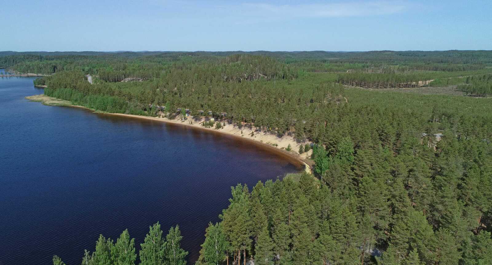 Ilmakuva alueesta, hiekkarantaa ja mäntymetsää.