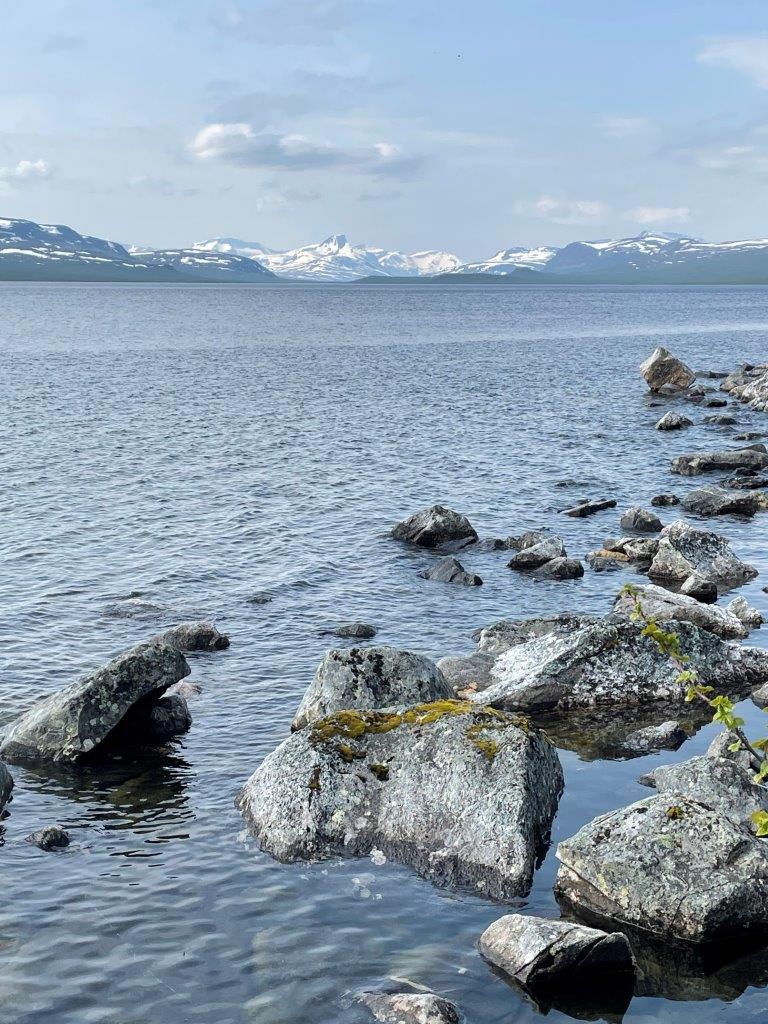 Enontekiön, kesäinen kuva rannasta Kilpisjärvelle