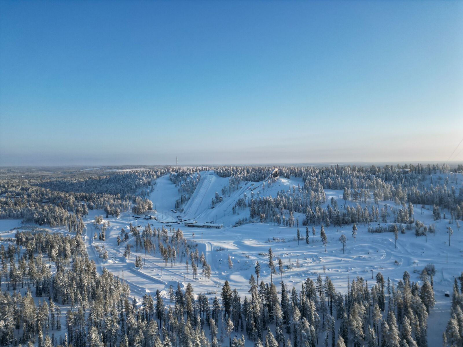 Talvinen tunturimaisema. Ilmakuva.